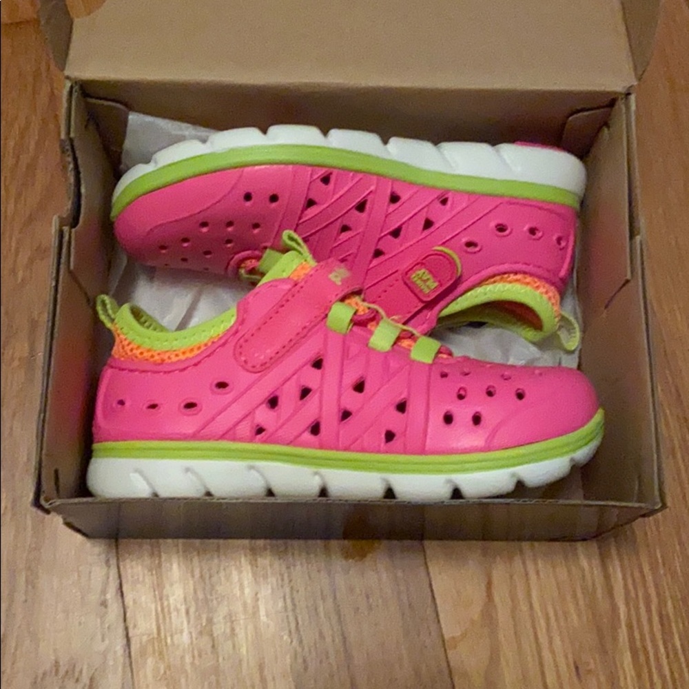 NWT Girls Stride Rite Phibian shoes